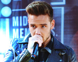  Liam Payne Performing at GMA 2013 x   