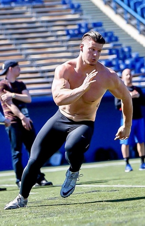 straightdudesexting:New York Giants Full Back hunk Shane Smith 🏈