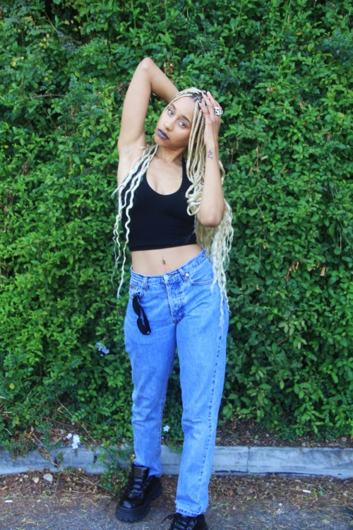 👧🏼.