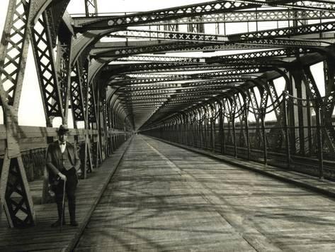 A bridge over the Vistula (Poland, 1930).