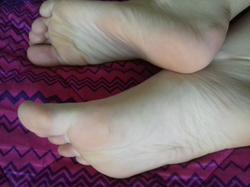 feetachia: Although sweaty they feel extra soft ^_^