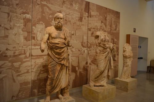 hiphopocliedes:Delphi Archaeological Museum1, 2. Cult statue of Antinoos3. White-ground technique ky