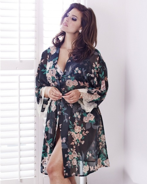 curveappeal:  Ashley Graham for Anna Scholz 36 inch bust, 34 inch waist, 47 inch hips  Lace Sleeve Top Ombre Maxi Dress Embroidered Skater Dress Long Sleeve Lace Dress Vintage Rose Kimono at Simply Be (via curveappeal affiliates)