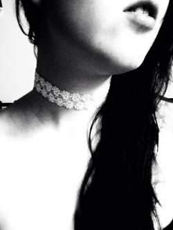 sylviastulips:New lace choker. <3