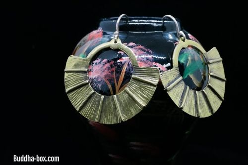 Bring on the summer vibes with those set of brass fan earrings. We have them available at Buddha-box
