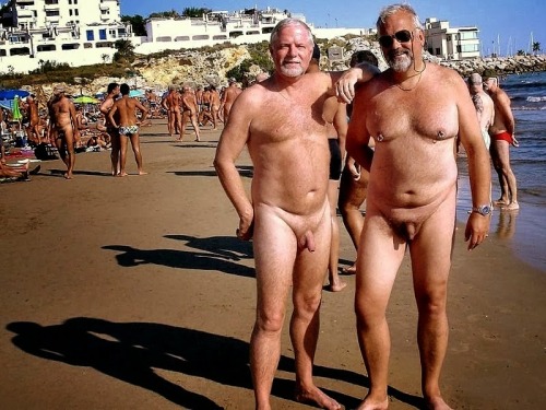 Looking Around For Attractive Men!