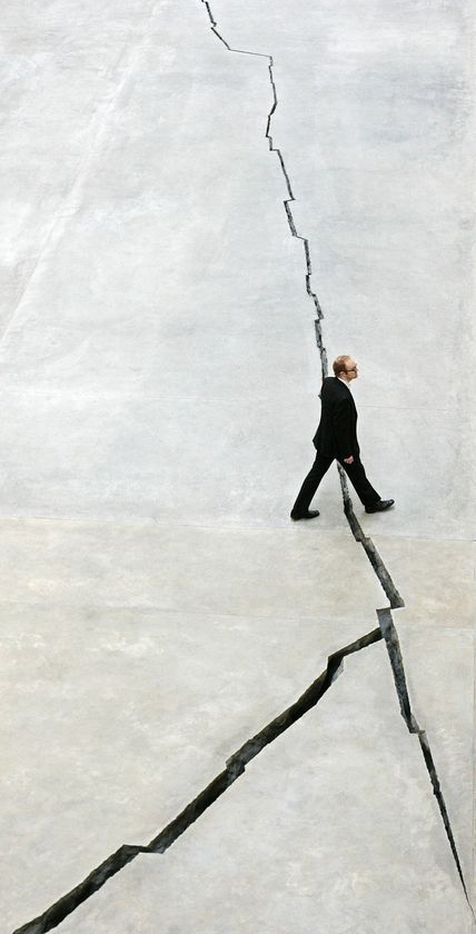 anasssimoes:Shibboleth ate Tate Modern - Doris Salcedo