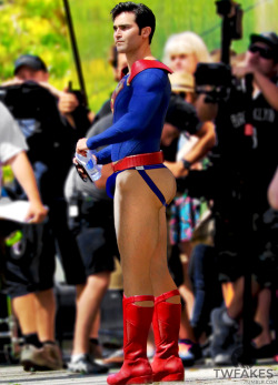 twfakes:  Underneath Tyler Hoechlin’s Superman suit.