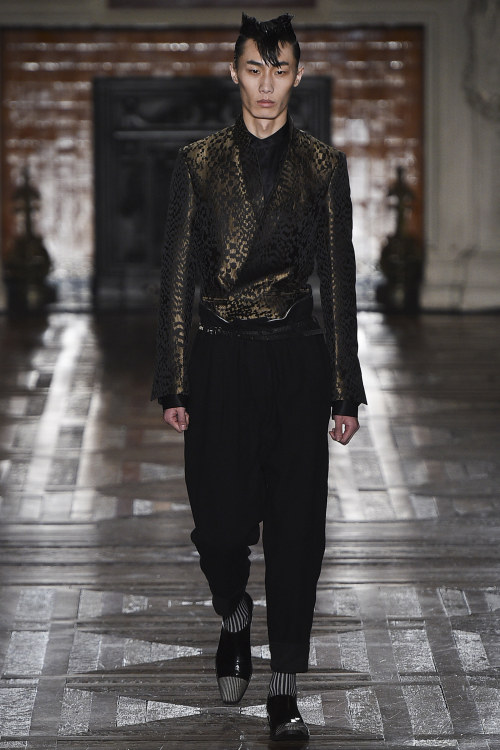 dogfriend247:  Haider Ackermann Fall 2016 MW http://www.vogue.com/fashion-shows/fall-2016-menswear/haider-ackermann 