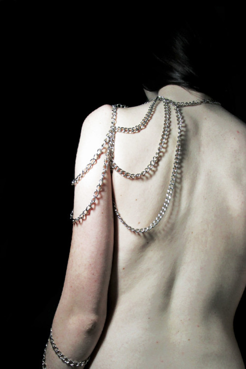 the-prettiest-hate-machine: Wearable piece using line to accentuate the human form, 2015