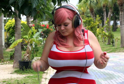 bigboobed-amateurhour:  These are not morphed (BTW I never morph my pictures). She is Penny Underbust. 