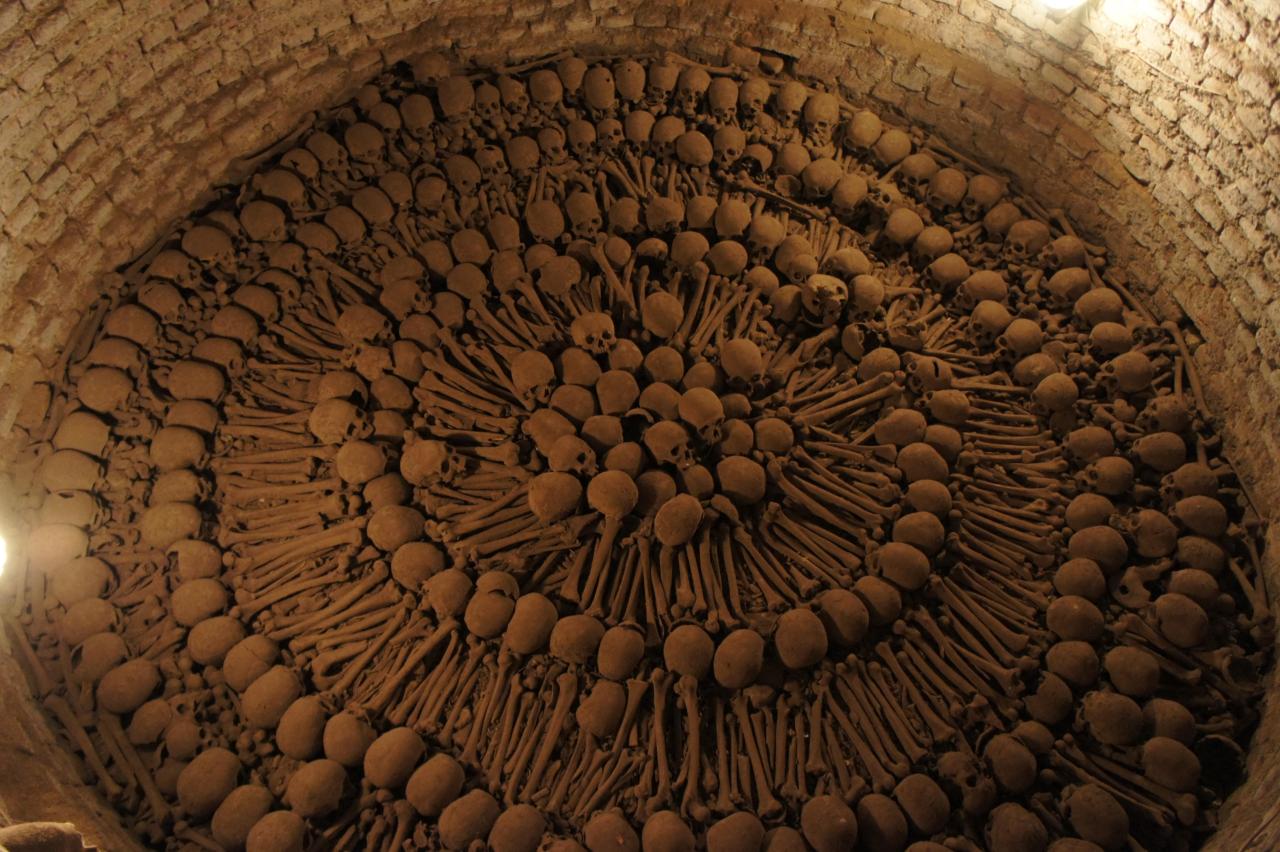 mortem-et-necromantia:  Catacombs of San Francisco, Perú. 