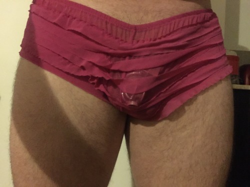 darkthistle:Hi ho hi ho it’s off to work we go…all caged and hoping you can’t see these panty lines through my pants!