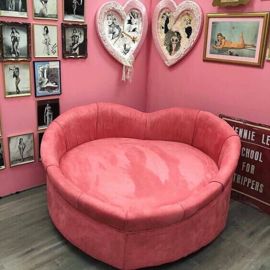 pennyvonnelux:Jayne Mansfield’s heart shaped couch 