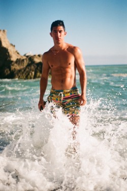 alexkingfilm:Water Wake // 35mm // Model: Gustavo