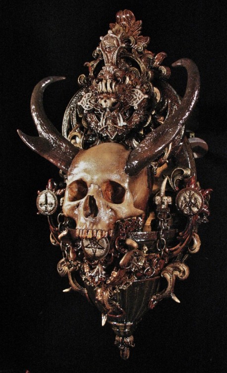 obsessedwithskulls:  Check out these amazing assemblages from Goatus Art!  Lot’s more on the website.  http://www.goatusart.com/ 