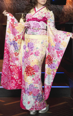 alexandriel:  Can we just take a moment to appreciate how beautiful furisode kimonos are? The details and colour combinations are simply stunning. 