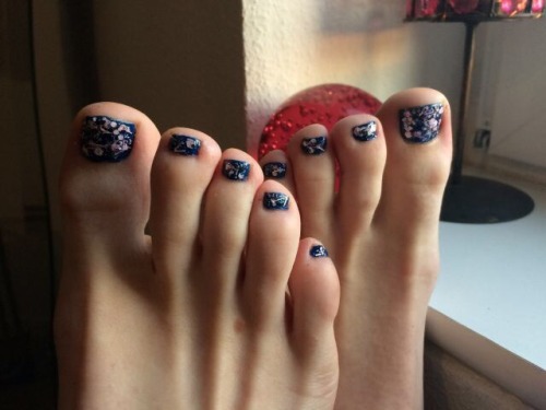 feetgirly94:Suck my toes guys ❤️❤️