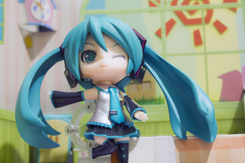 risyadn:  So i took another photo of my Hatsune Miku 2.0 Nendoroid. this was taken with Canon EOS 550D.  the result is not very perfect though, i really need to learn more about figures photograph lol. 