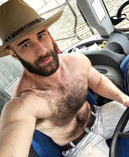 Eyes, fur and trailz.