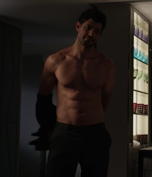 hotashellcelebmen: More here : https://auscaps.me/2017/04/12/damon-dayoub-shirtless-in-grace-and-frankie-3-05-the-gun/ 