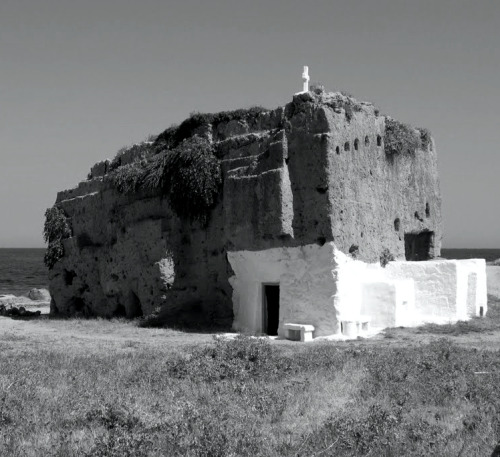 s48coffeece:Agios Nikolaos Molos Church in Skyros, Greece (curved out from a rock)source : http