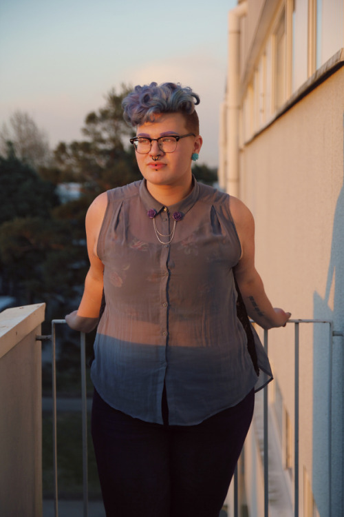 thebrownette:  meduusalammikko:  It’s getting too warm to wear all the layers I usually do, so here’s me trying to figure out how to wear a light binder under a sheer shirt.  Photos by introspektio as always.  STYLE 