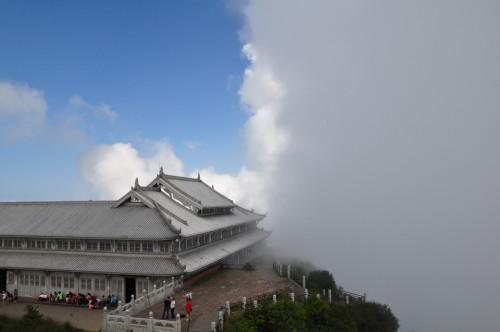 fuckyeahchinesefashion:Cloud Sea on Mount E‘mei, Sichuan, China.  There are two famous site for view