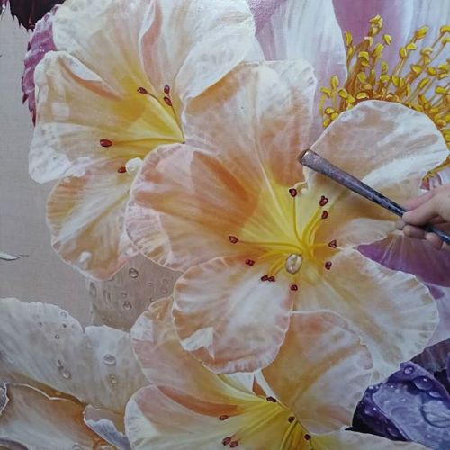 I absolutely love painting flower petals in oilpaintStunningly delicate and translucent…https