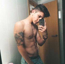 sexyboysbeingsexy.tumblr.com post 118826389099