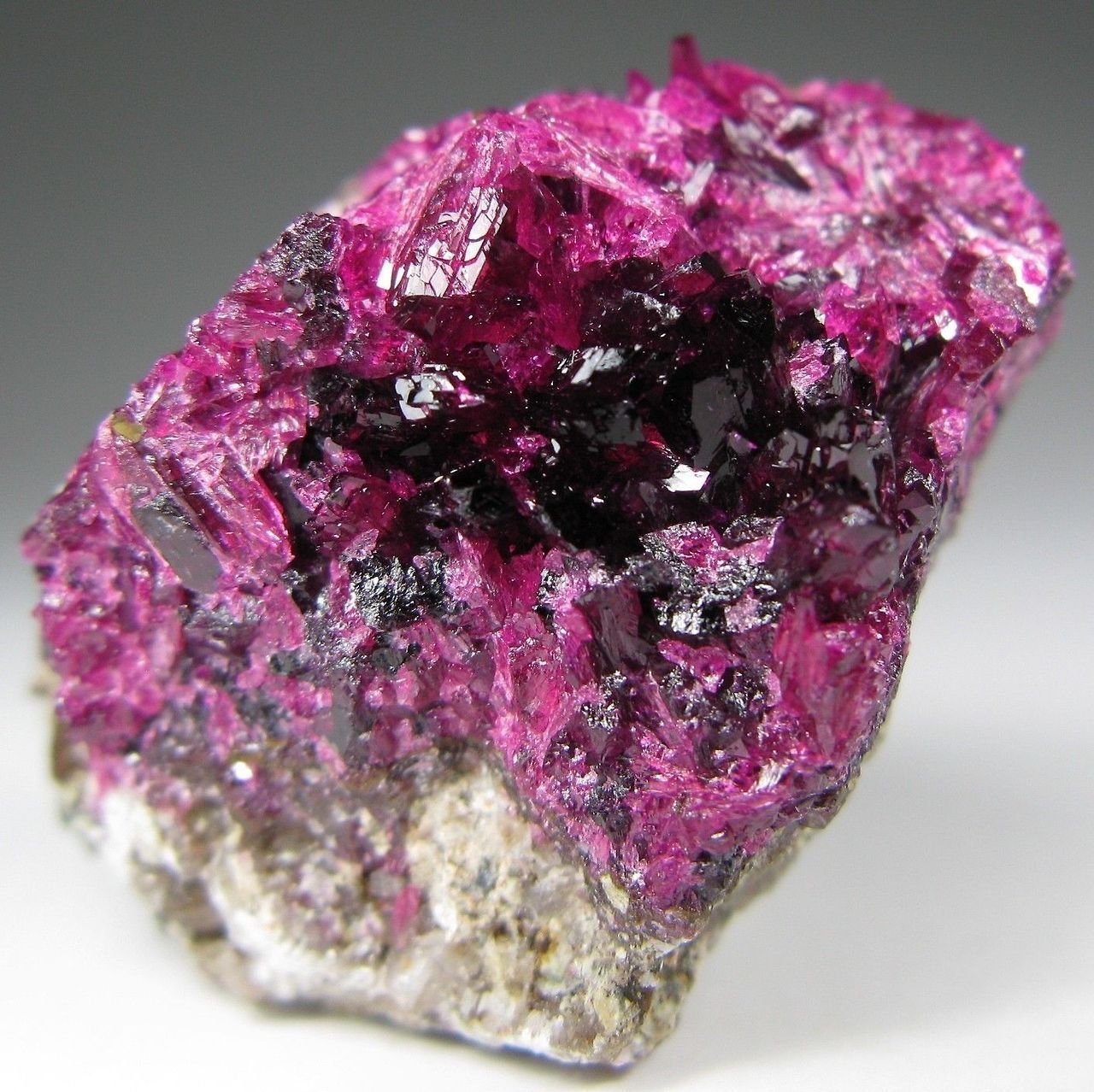 bijoux-et-mineraux:  Roselite - Bou Azzer, Morocco