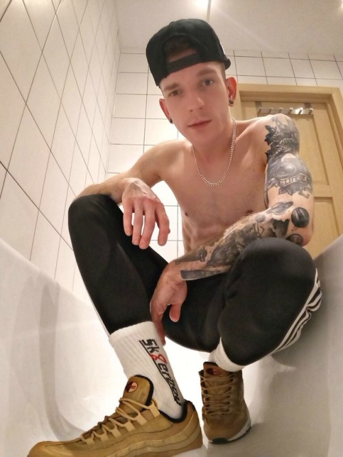 sk8erboy-eu:#smelly #sox #sk8er #sk8erboy #sk8terboy #sneaxn #sneaker #nuroriginalistlegal #smellysox #nike #adidas #sneakerporn #sniffit #gayfetish #fetishparty #sportswear #gear #fetishgear #whitesocksfetish #whitesocks #smellysocks #gayparty #scallyboy