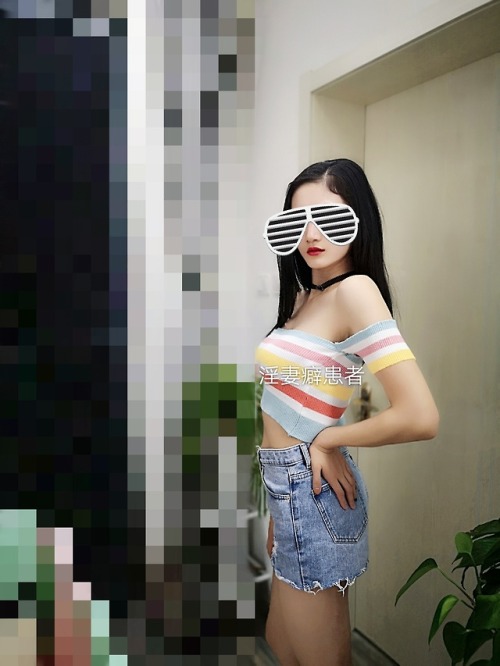 yinqipihuanzhe: 老婆买了几件性感的衣服，就是名媛风那种。说是以后等孩子断奶要穿着出去约炮，非常期待。最近做爱都在诱祸老婆，鼓励她出去约炮，看来老婆是真的很心动。