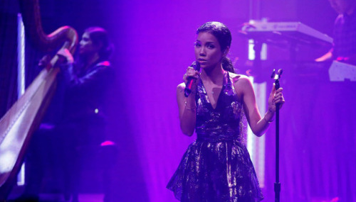 [171106] Jhené Aiko Performing “While We’re Young” On Late Night With Seth Meyers.