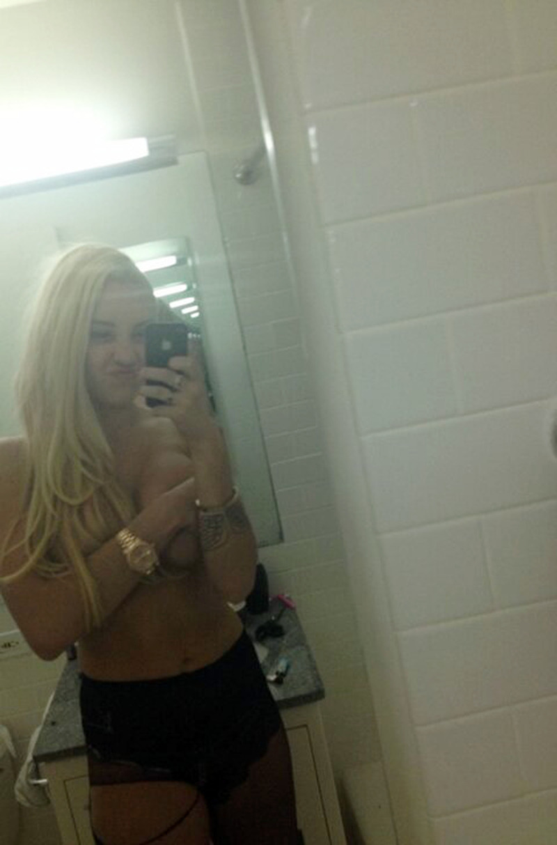 celebssucker:  Amanda Bynes Half-Naked Self Shots Showing Off Her Boobs On Twitter