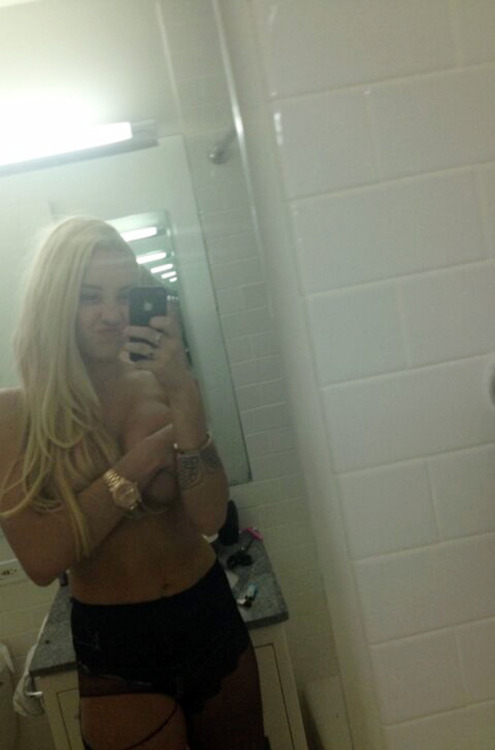 celebssucker:  Amanda Bynes Half-Naked Self adult photos