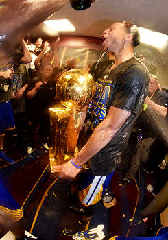 celebritiesofcolor:   Stephen Curry #30 of the Golden State Warriors celebrates in