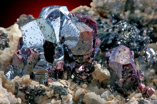 fuckyeah-mineralpwr: Pyrargyrite/ Dark Ruby Silver Ore    