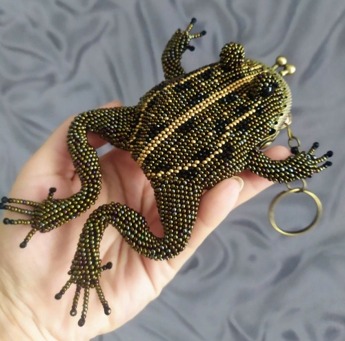 sosuperawesome:Beaded Frog PursesAirinkarotw on Etsy 