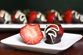 get-motivation:  Some Chocolate Covered Strawberry food porn for ya! :) I really would love some strawberries covered in dark chocolate right now!