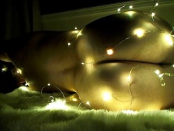 kissmyneck-please:  Playing around with Christmas lights ♡