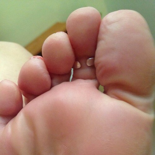 cumxxx: © @lovetoeslovefeet #foot #feet #footfetish #pés #prettyfeet #beautifulfeet #barefoot #bare