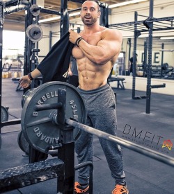 saintboxer:builddudebuild:Bradley Martyn      (via TumbleOn)