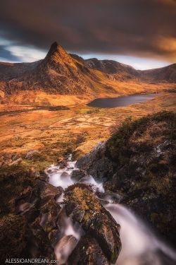 photos-worth:  Tryfan, by AlessioAndreani