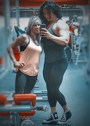 zimbo4444:  lv4femalemuscle:This woman is BIG ..oh baby!..she’s my kinda Big Mama..💪👩👍..💗💗💗💗💘