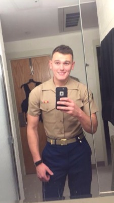 naked-straight-guys:  Straight Marine