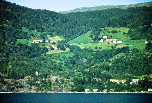 Landskap med gårder, Sognefjorden, Norge, 1976.