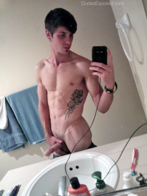 nakedguyselfies:  nakedguyselfies.tumblr.com porn pictures