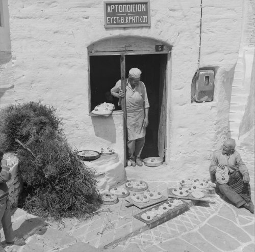 prostata:A bakery in Paros island before Easter day, 1965-1975 (via The Benaki Museum)Minchia sono s
