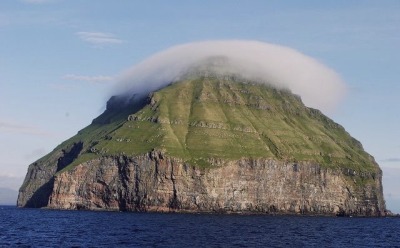 synqra:Lítla Dímun is a small, uninhabited island in the Faroe Islands, which is often covered by a cloud of its own.